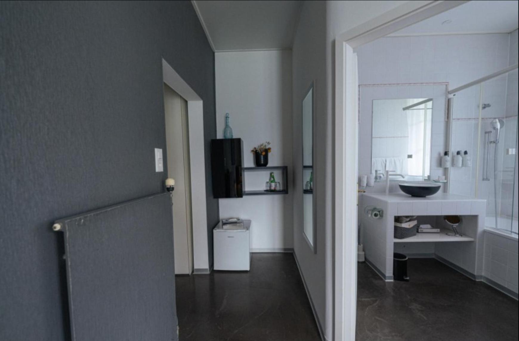Junior Suite balcony lake & mountain view